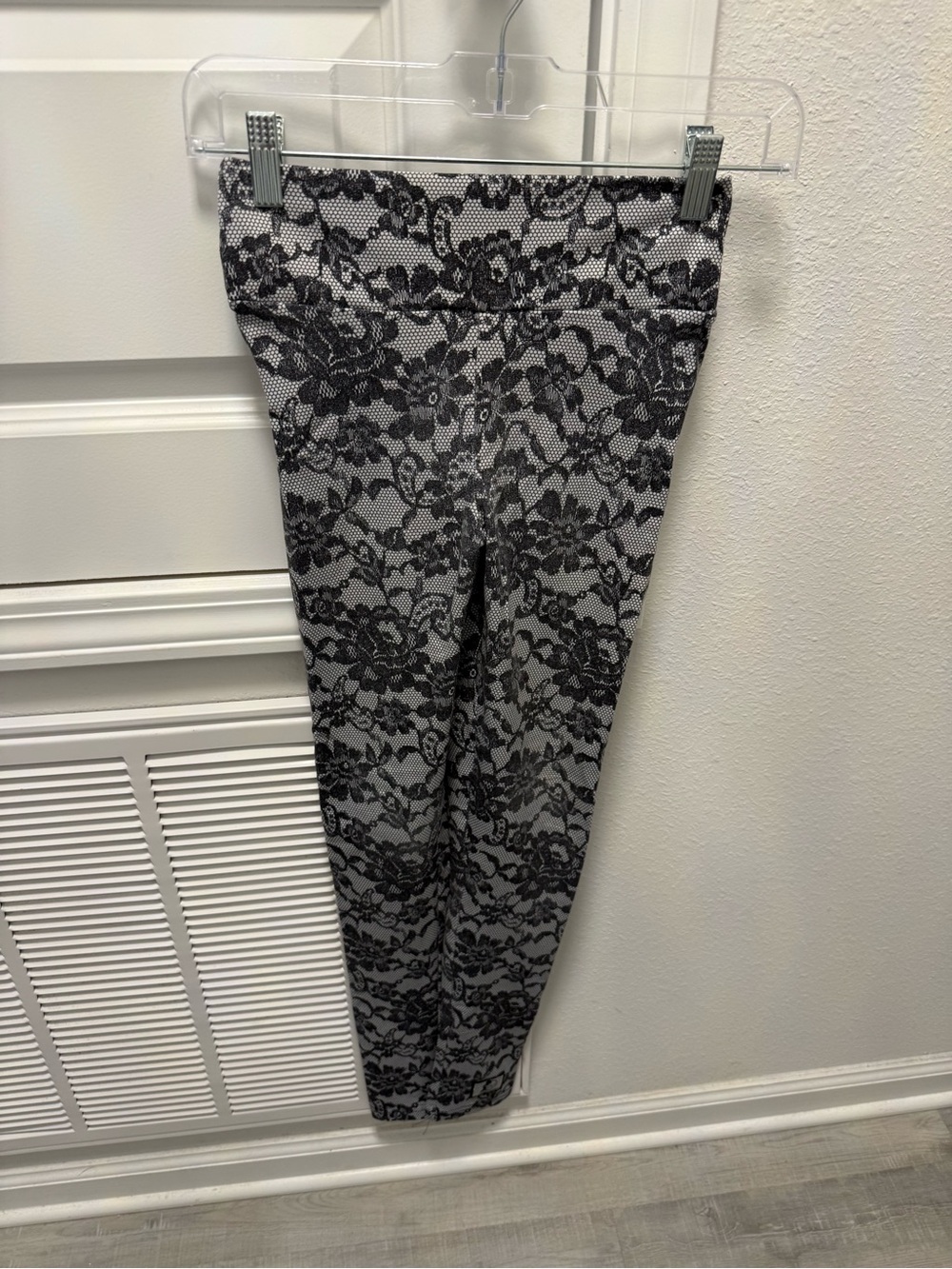 Women’s High-Waist Lace-Print Stretch Pants - Black/Gray